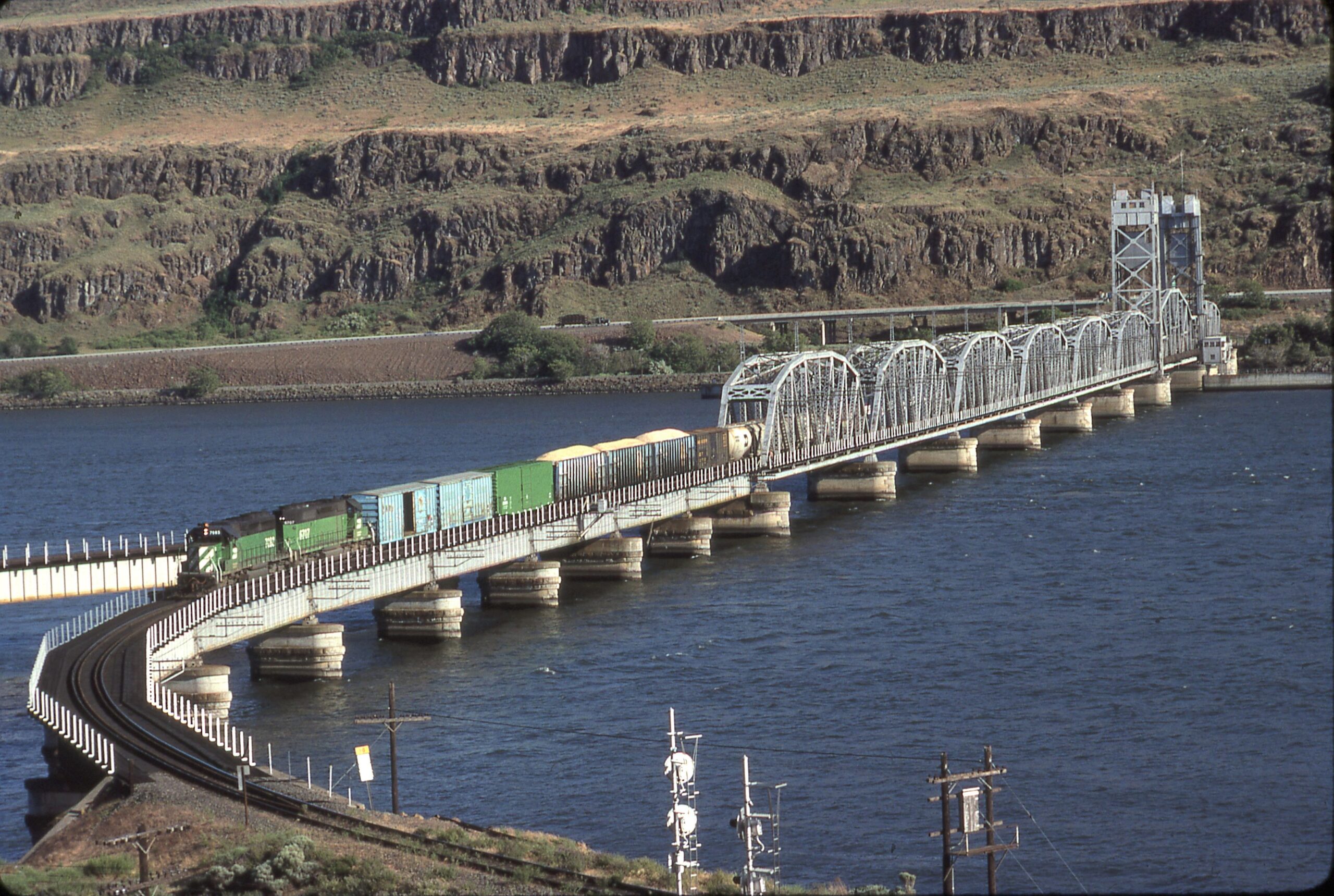 Burlington Northern | Wishram, Washington | SD40R 7362 | SD40-2 6707 | Train 6707 | Oregon Trunk Rail Bridge | July 1990 | Dave Zeutschel photo