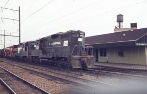 Penn Central | Elizabeth, New Jersey | GP9 7175 and 7180 | Westbound freight | Elizabeth Station |September 1975 | Larry Steingarten photo