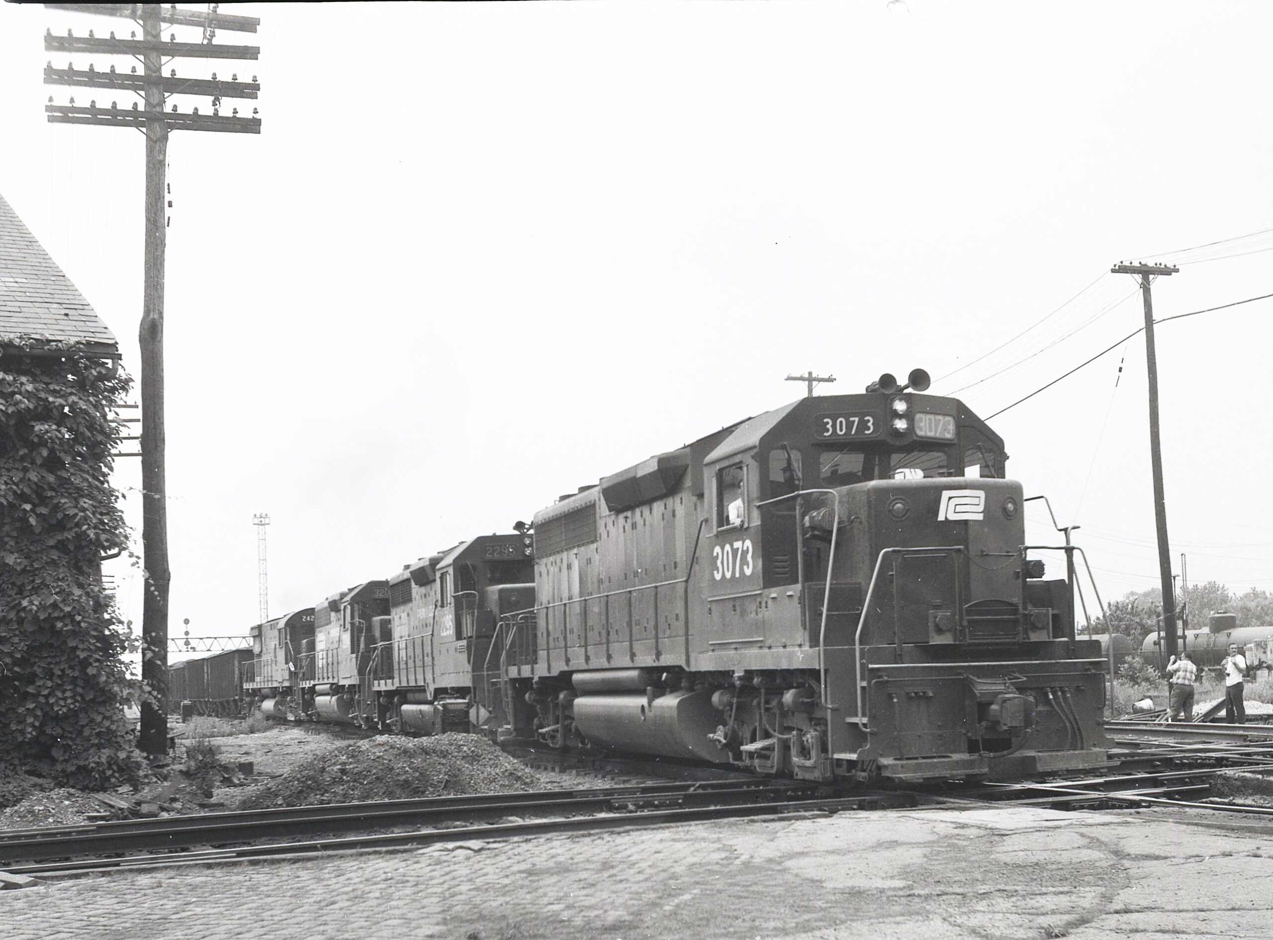 Penn Central | Marion, Ohio | EMD GP40 3073 + 3 diesel-electric locomotives | Coal hopper train | 1970 | Elmer Kremkow Photograph
