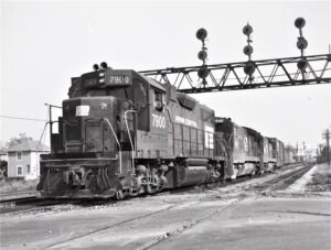 Penn Central | Marion, Ohio | GP38 7900 + U Boat GE 2949 + 1 + freight train | Signal Bridge |1970 | Elmer Kremkow photo
