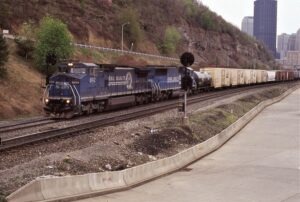 Conrail | Pittsburgh, Pennsylvania | D8-40C 6142 + SD60M 5560 | PRR Signal | June 1, 1995 | Dick Flock photo