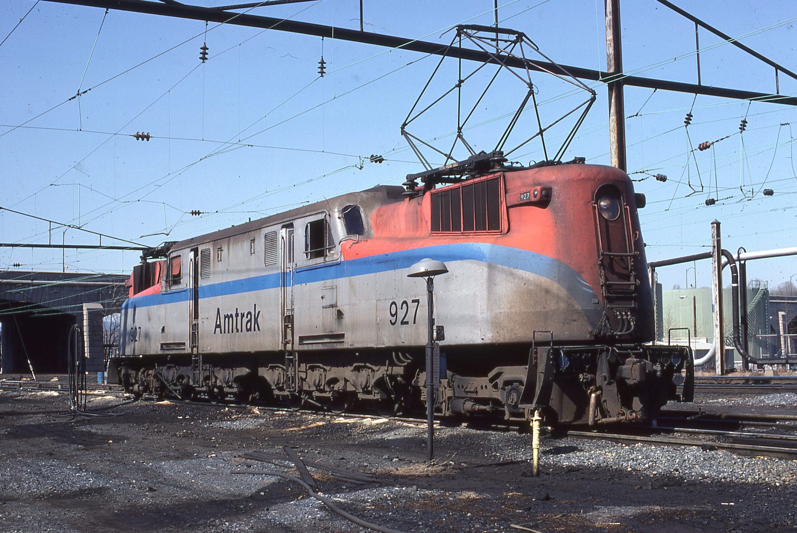 Amtrak | Harrisburg, Pennsylvania | GG1 927 | Red / Silver mist scheme | April 21, 1979