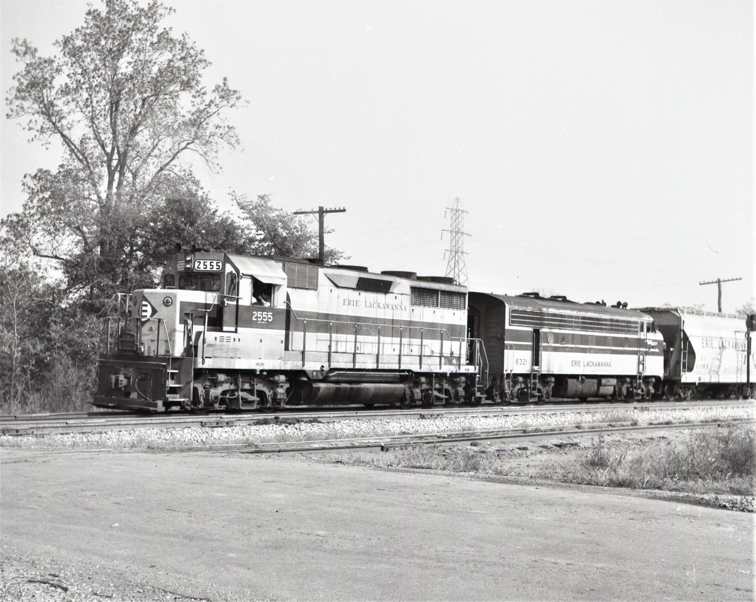 Erie Lackawanna | Marion, Ohio | EMD GP35 2555 & F7a #6321 diesel-electric locomotives | 1970 | Elmer Kremkow photograph