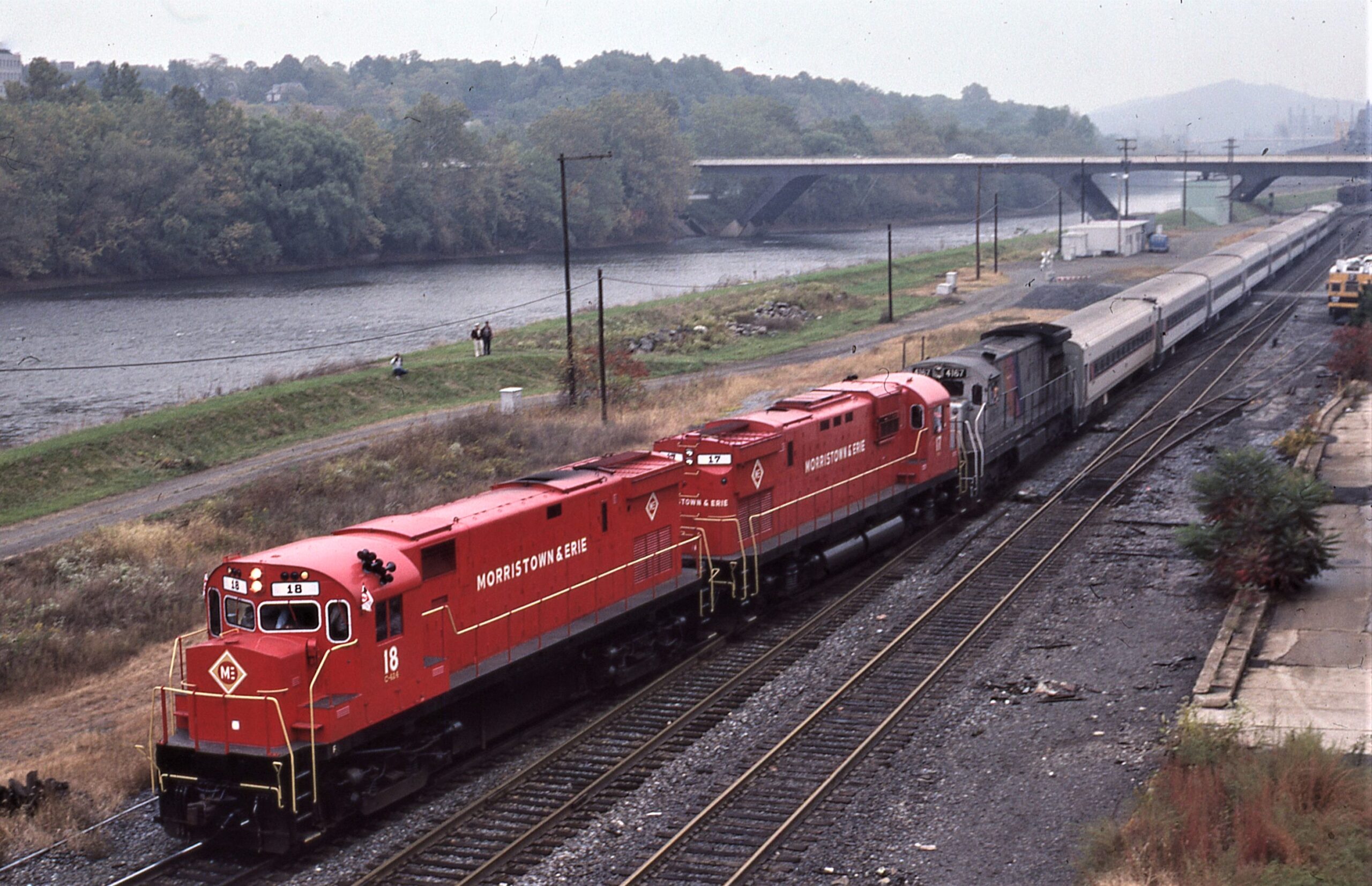 Morristown and Erie | Bethlehem, Pennsylvania | Alco C424 #18, Alco C430 #17, GE NJT U34CH #4163 | Tri-State Lehigh River Express | April 1986