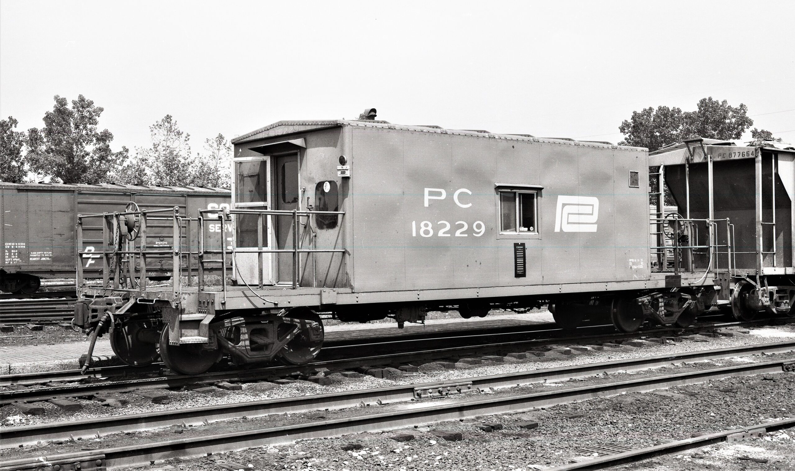 Penn Central Transportation Company | Zanesville, Ohio | Transfer caboose #18829 | June 2,1973 | H.B.Olsen photo