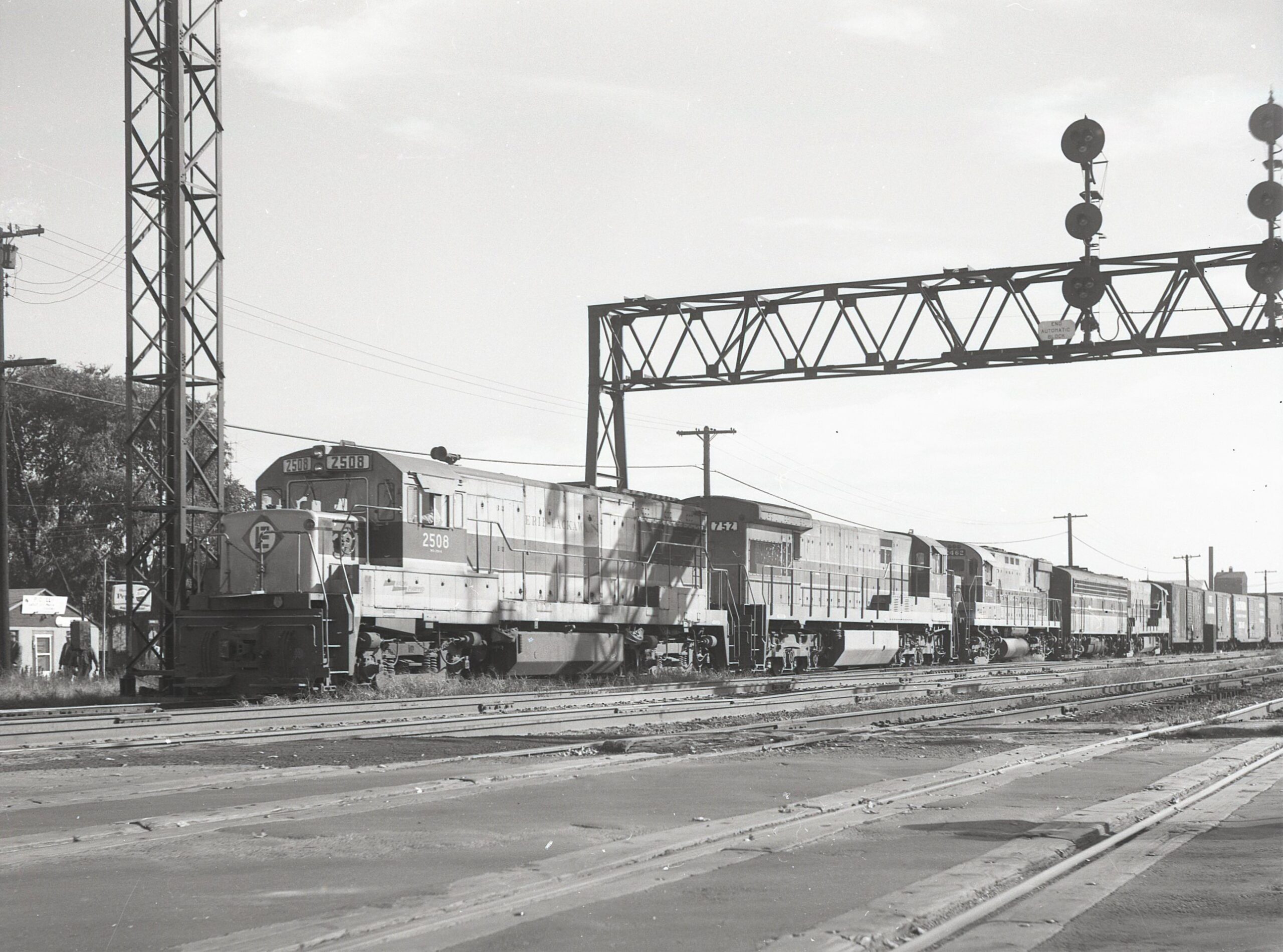 Erie Lackawanna | Marion, Ohio | GE U25B 2508 + 4 diesel-electric locomotives | freight train | June 1965 | Elmer Kremkow photo