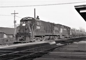 Penn Central Transportation Company | Marion, Ohio | GE U30B #2889 + EMD GP40 3155 diesel-electric locomotives | Oil train | 1970 | Elmer Kremkow photograph