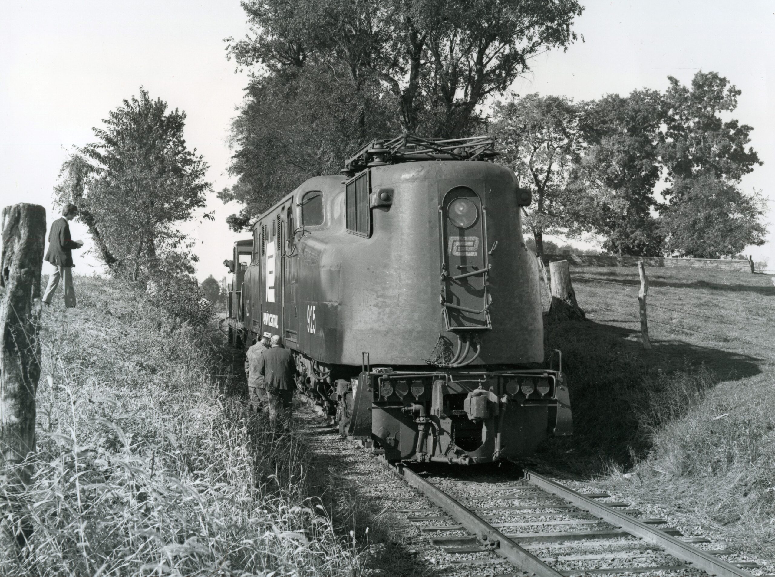 Amtrak | Strasburg Railroad | Altoona Works Class GG1 925 electric-motor + Strasburg diesel-electric engine 44 tonner | 1971 | Fred Schneider III photograph