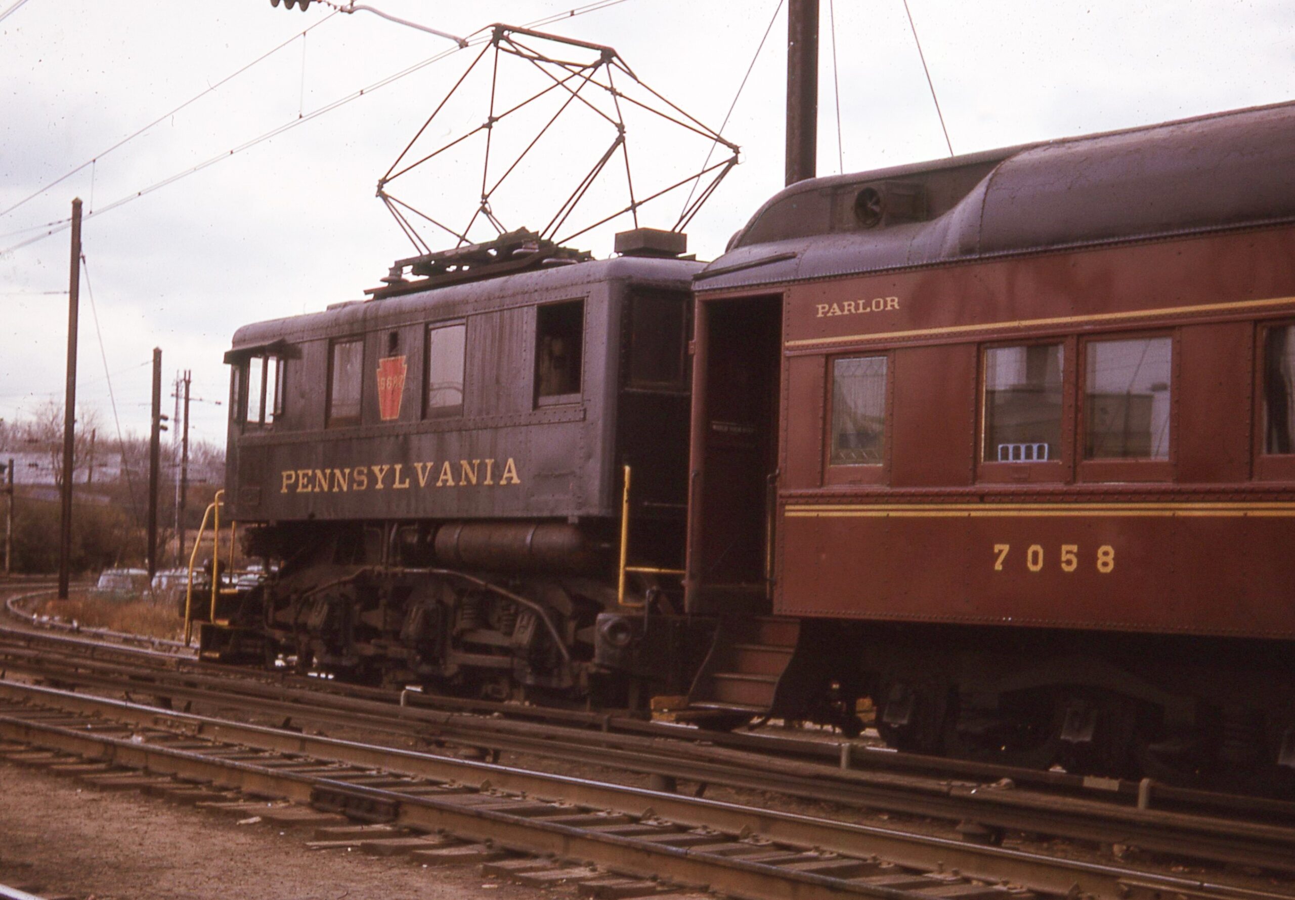 Pennsylvania Railroad | Queens, New York | Class B1 0-6-0 #5682 electric motor | Heavy Weight Parlor Car #7058 Bay Head | Sunnyside Yard Loop Track | December 1962 | Morning Sun Books collection