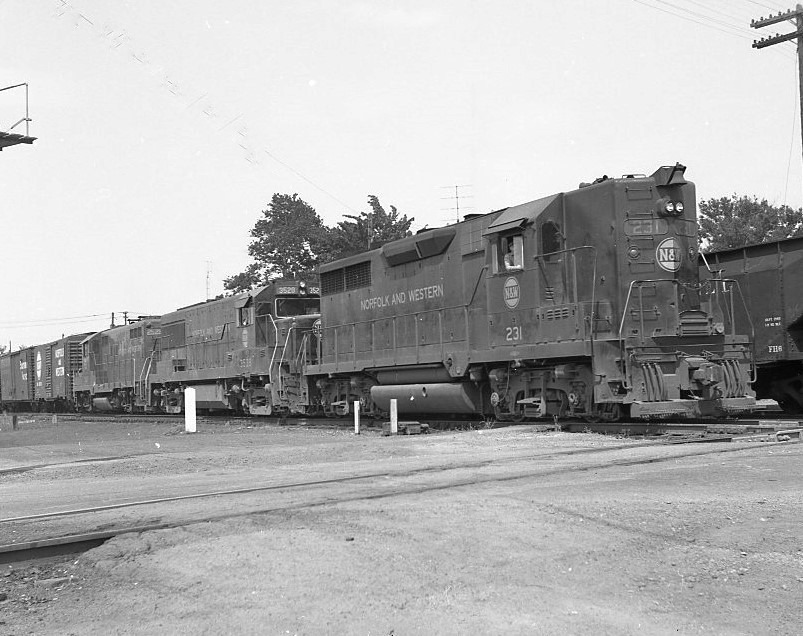 Norfolk and Western Railway | Marion, Ohio | EMD GP35 #231 GE #2528 EMD GP9 2528 diesel-electric locomotives | freight train | 1967 | Elmer Kremkow photograph