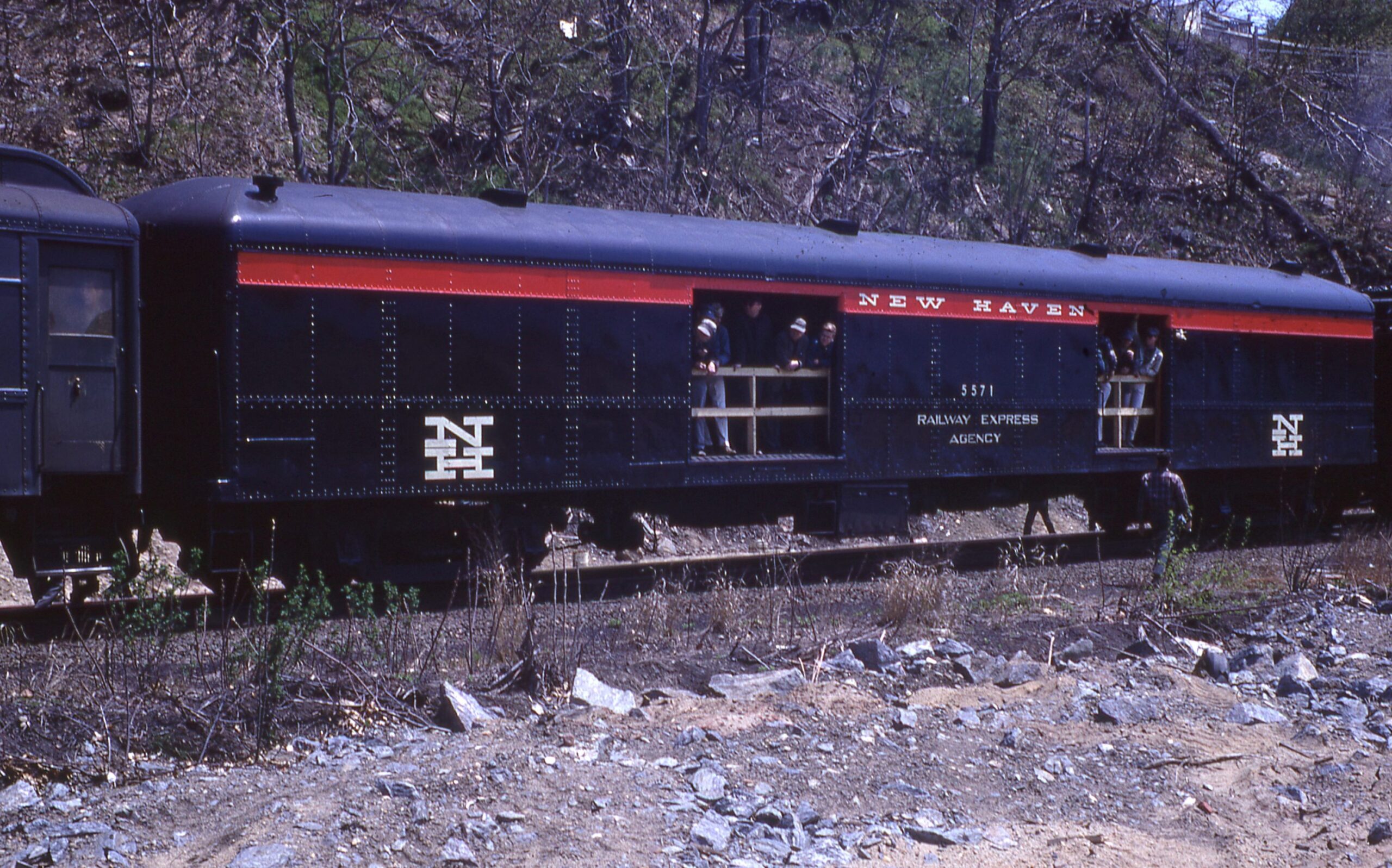 New Haven New York and Hartford Railroad | Norwich, Connecticut | Railway Express car #5571 | May 13, 1967 | Stanley Hauck photograph
