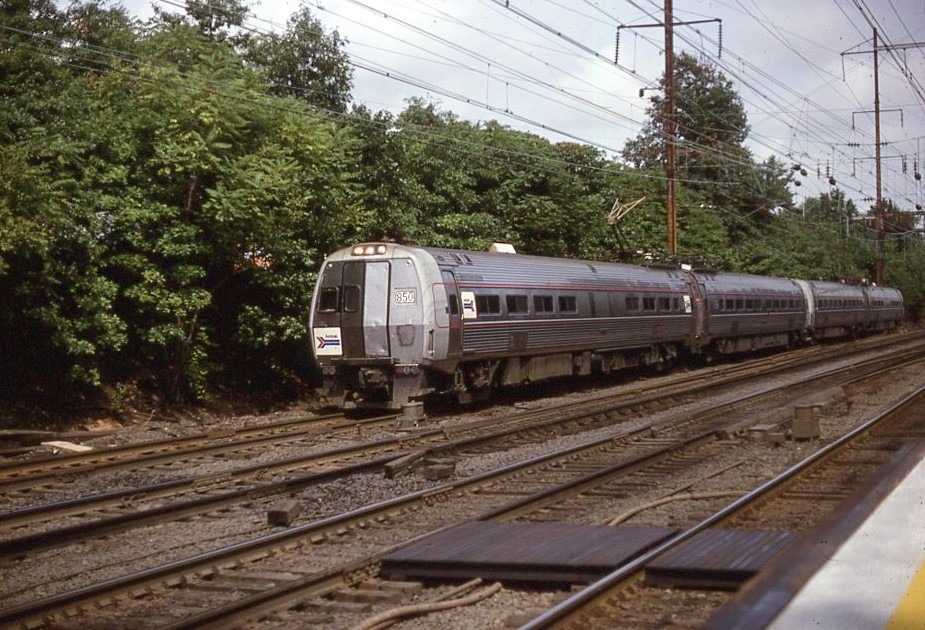 Amtrak | Metuchen, New Jersey | GE/Budd Metroliner lead car #850 + train | September, 1978 | Jack DeRosset photograph