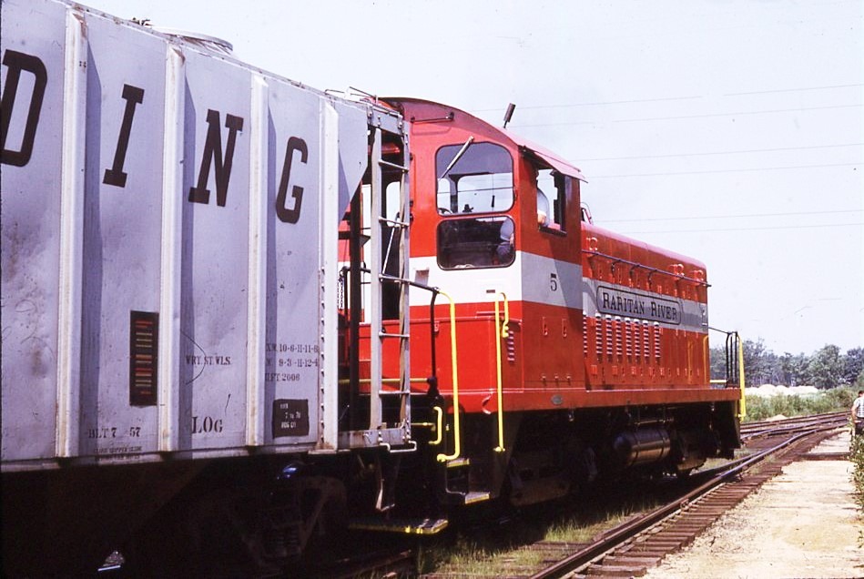 Raritan River Railroad | South River, New Jersey | EMD SW9 #5 diesel-electric locomotive | switching freight cars | August 9, 1961 | Jack DeRosset photograph