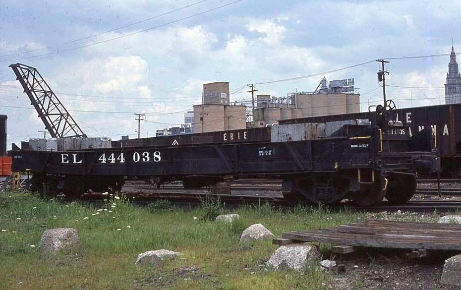 Erie Lackawanna Railway | Cleveland, Ohio | Low sided gondola #444038 | July 12,1975 | Steve Timko collection