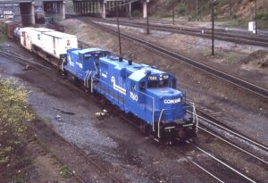 Conrail | Port Newark, New Jersey | Oak Island Yard | EMD GP10 #7560 + SW diesel-electric locomotives | April 29, 1988 | Fred Heide photograph | Morning Sun Books collection