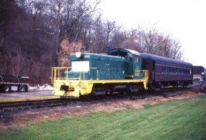 Turtle Creek Railroad | Murrysville, Pennsylvania | EMD SW1 #462 diesel-electric locomotive | Christmas Special Passenger Train | December 22, 2002 | Dick Flock photograph