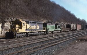 Atchison Topeka and Santa Fe Railway | Saint Paul, Minnesota | EMD SD40 #5010 + GE B30-7a #4078 diesel electric locomotives | November 14, 1996 | Dick Flock Photograph
