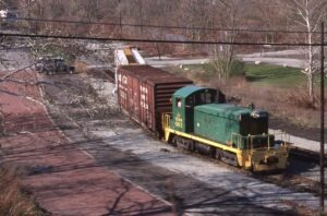 Turtle Creek Railroad | Trafford, Pennsylvania | EMD SW1 #462 diesel-electric railroad | freight local | April 10, 2000 | Dick Flock photograph / collection | 35mm color slide