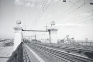 New York Connecting Railroad | New York, New York | Hell Gate Bridge — east end | with New Haven electric motor in the distance | March 1953 | Fielding Lew Bowman photograph / collection